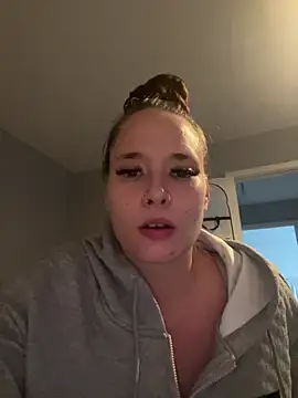 Poppylooloo - Flash cleavage