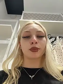 AngelinaTous - I'll show my boobs on the street 🔥