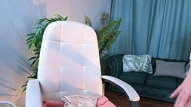 Anna_Bonita - mommy sucks finger and looks at you