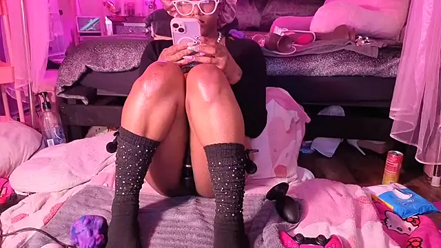 VixenCapri - SQUIRT OUT BACK IN AM