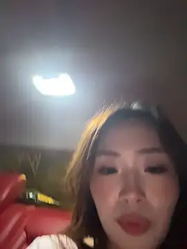 Yomi009 - 小酒馆跟闺蜜激情舌吻💋