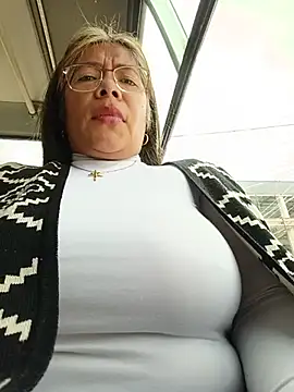 __valentina18 - Removing a bra in public