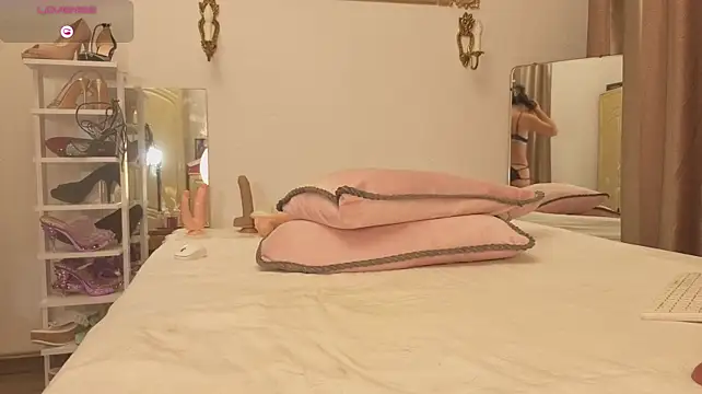 MonicaMelano - suck their toes and masturbate