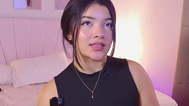 EmmaBlossom - cameltoe close up