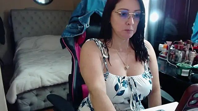 Carol_Scottt - SHOW BOOBS + PLAY NIPPL