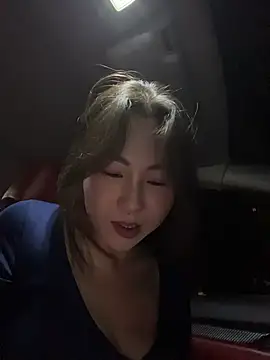 Eva10069 - 小酒馆全裸上半身甩奶👄