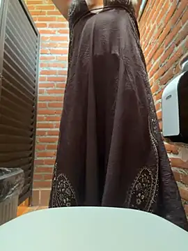 LariiHotWife - Estranho passar a mão no meu peito