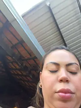 LariiHotWife - Estranho passar a mão no meu peito