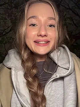 Milaa_sun - off panties+fingering pussy in street 💦