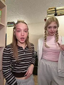 Elsawhere - show my friend's boobies in top!