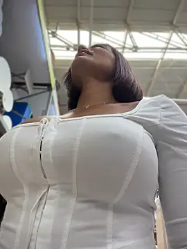 Irina_Velvett - Flahs titis in públic 😈😈🥴