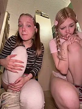 Elsawhere - show my friend's boobies in top!