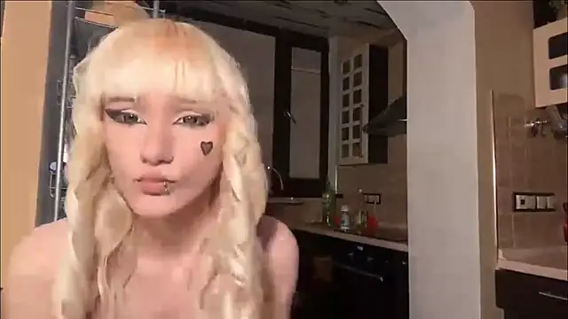 Blondilis - Massage my boobie