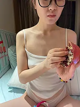 Zhenzhu443 - 随机脱一件