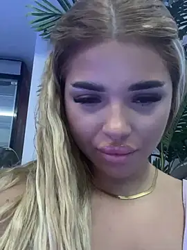 SofiBellini - UPSKIRT FLASH