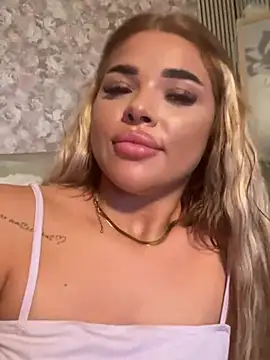 SofiBellini - UPSKIRT FLASH