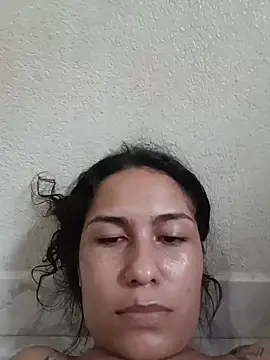 Michell2 - Salir al patio y mostrar la vagina