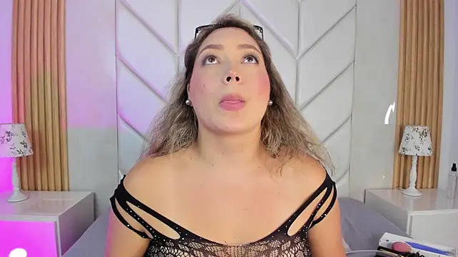 HeidyJones - play with my tits