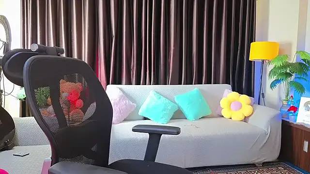 WOw_Nisha- - were biikni and tease me dime light