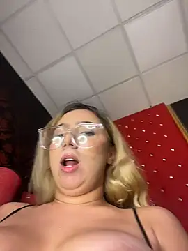 GoldieVeeXXX - FINGERING PUSSY CLOSE UP