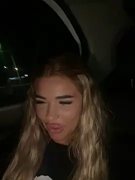 SofiBellini - UPSKIRT FLASH