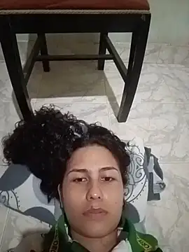 Michell2 - Salir al patio y mostrar la vagina