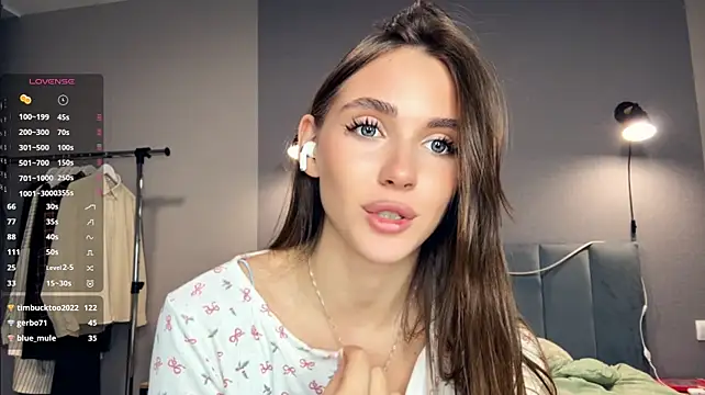 Veluxe - Squeeze my boobs close to cam