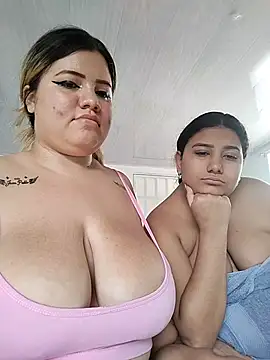 Sara_y_Amy - Show tits both girl