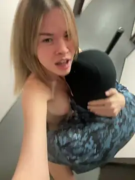 SMELLSEX - SQUIRT ON A SCHOOL GUARD DURING LESSON💦