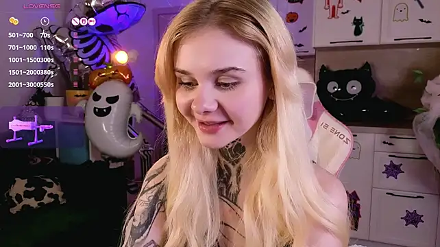 Britney_Lynch - pussy next to camera
