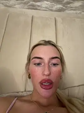 Blondetart69 - SIT WITH LEGS SPREAD NAKED 5 mins