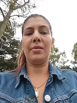 Scarlett_moore - Is hot, wet my T-shirt