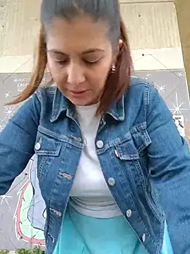 Scarlett_moore - Is hot, wet my T-shirt