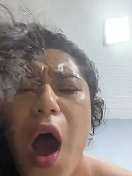 Yummi_bigclit - Chupar pau do amigo + plug anal