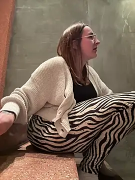 BadGirl-Energy - 👅 Show Feet close to Cam