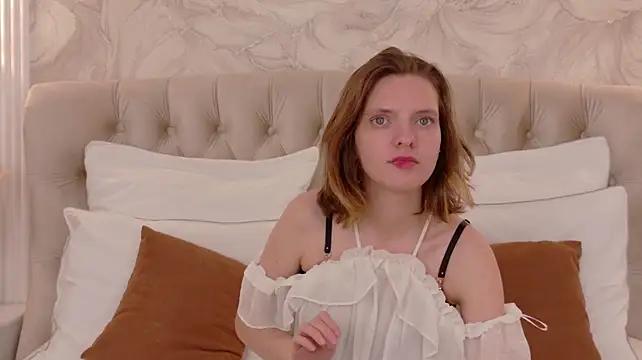 JessieButler - Show feet close to cam