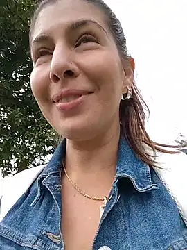 Scarlett_moore - Naked boobs under Jacket