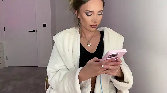 Ellabelle - take clothes off