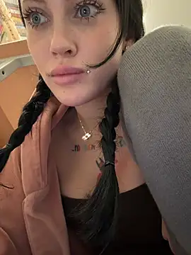 Melissa_crazy - sit on desk fingerin hard myself!!