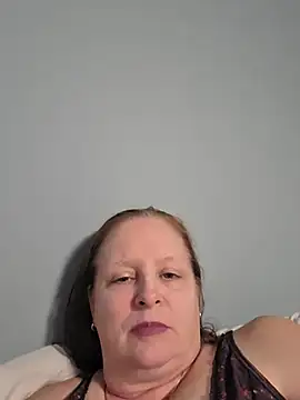 CanadianQueen1973 - Show legs