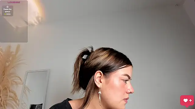 Ariana_x1_ - Oil on my boobs