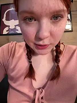 Freaky__Nikki - flash my naked tits ;P