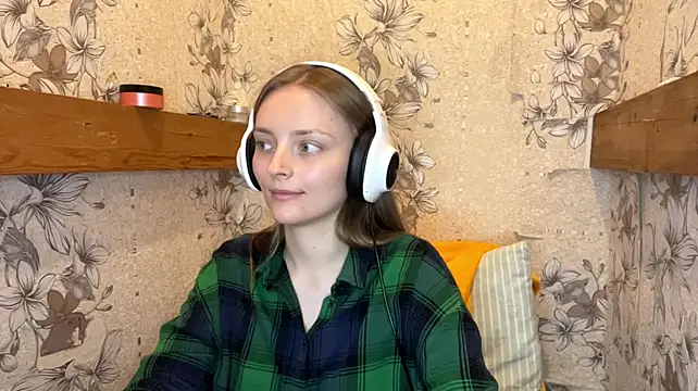 EmyMiu - show cute tongle