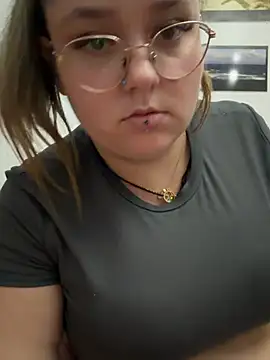 _maracr19_ - Quitar camiseta y tanguita 😳+ regalito