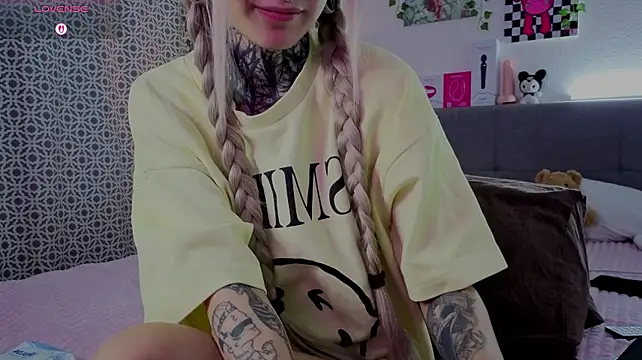 LilithPoison - Show pussy close up