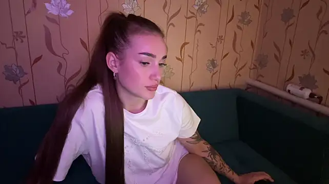 WinnieEdmonds - dildo in pussy and mouth