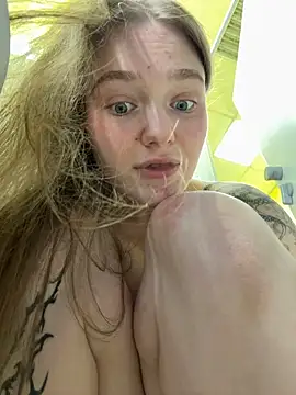 RussianWoman - make nipps hard by pinching 😱