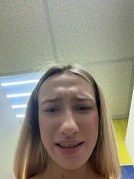Lia-see-ya - Remove wet pants + throw them outside 🤯