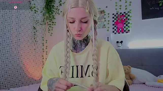 LilithPoison - Show pussy close up