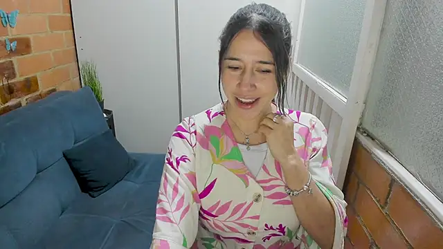 Penelope47 - naked dance and oil